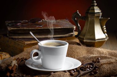 Kahve çekirdekleri, kaşık içinde eski bir arka planda.