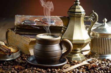 Kahve çekirdekleri, kaşık içinde eski bir arka planda.