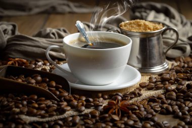 Kahve çekirdekleri, kaşık içinde eski bir arka planda.