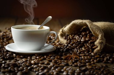 Kahve çekirdekleri, kaşık içinde eski bir arka planda.