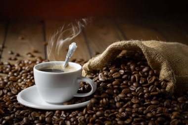 Kahve çekirdekleri, kaşık içinde eski bir arka planda.