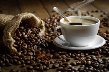 Kahve çekirdekleri, kaşık içinde eski bir arka planda.