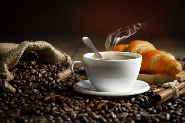 Kahve çekirdekleri, kaşık içinde eski bir arka planda.