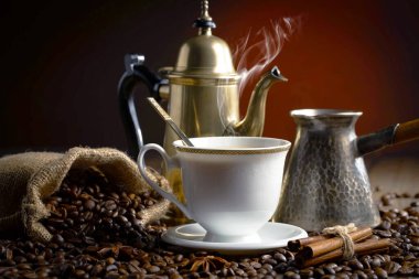 Kahve çekirdekleri, kaşık içinde eski bir arka planda.