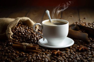 Kahve çekirdekleri, kaşık içinde eski bir arka planda.