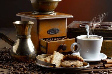 Kahve çekirdekleri, kaşık içinde eski bir arka planda.