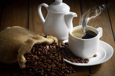 Kahve çekirdekleri, kaşık içinde eski bir arka planda.