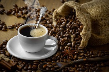 Kahve çekirdekleri, kaşık içinde eski bir arka planda.