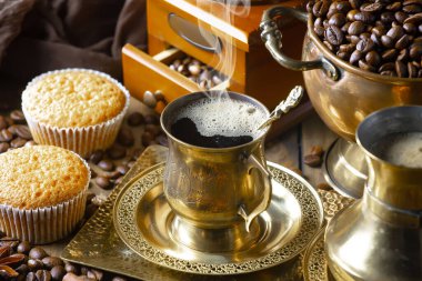 Kahve çekirdekleri, kaşık içinde eski bir arka planda.