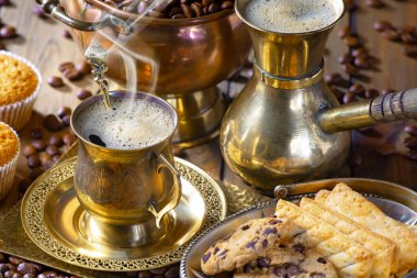 Kahve çekirdekleri, kaşık içinde eski bir arka planda.