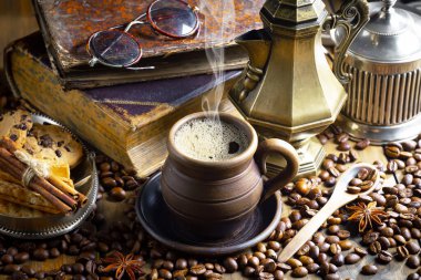 Kahve çekirdekleri, kaşık içinde eski bir arka planda.