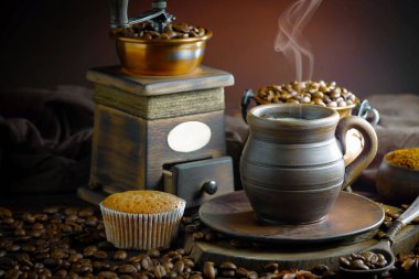 Kahve çekirdekleri, kaşık içinde eski bir arka planda.