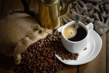 Kahve çekirdekleri, kaşık içinde eski bir arka planda.