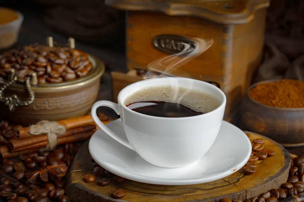 กาแฟในถ วยบนพ นหล งของเมล ดกาแฟ บนพ นหล งเก — ภาพถ่ายสต็อก