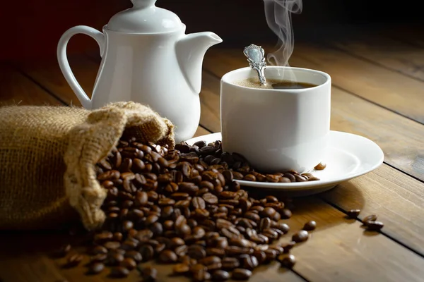 咖啡在咖啡豆的背景下 在古老的背景下 — 图库照片