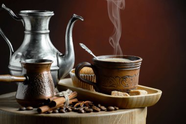 Kahve fincanındaki sade kahve..