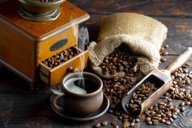 Kahve fincanındaki sade kahve..