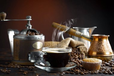 Kahve fincanındaki sade kahve..