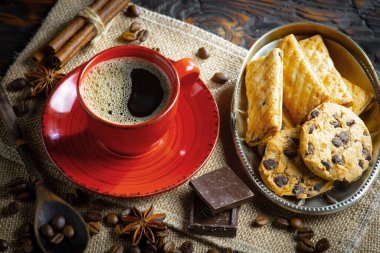 Kahve fincanındaki sade kahve..