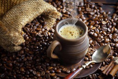 Kahve fincanındaki sade kahve..