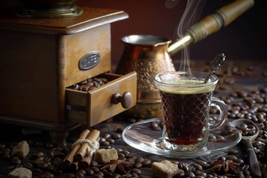 Kahve fincanındaki sade kahve..