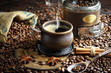 Kahve fincanındaki sade kahve..