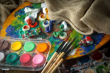 Çizim için boya ve fırça. Sanatsal yaratıcılık.