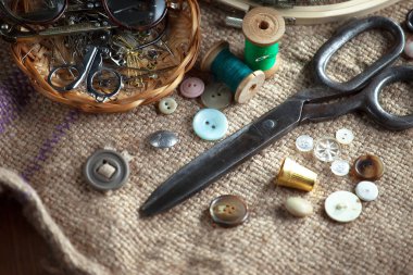 Renkli iplikler ve dikiş için ögeler, eski bir arkaplanda.