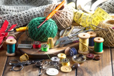 Renkli iplikler ve dikiş için ögeler, eski bir arkaplanda.