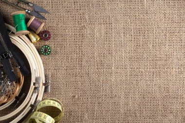 Renkli iplikler ve dikiş için ögeler, eski bir arkaplanda.