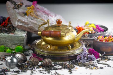 Arka planda bir fincan sıcak tatlı çay