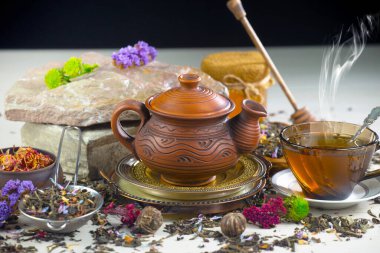 Arka planda bir fincan sıcak tatlı çay