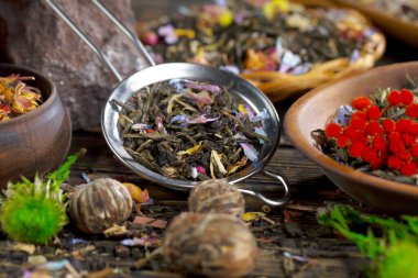 Arka planda bir fincan sıcak tatlı çay