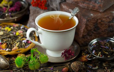 Arka planda bir fincan sıcak tatlı çay