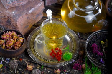 Arka planda bir fincan sıcak tatlı çay