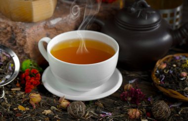 Arka planda bir fincan sıcak tatlı çay