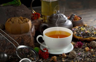 Arka planda bir fincan sıcak tatlı çay