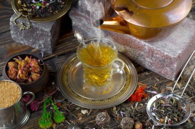 Arka planda bir fincan sıcak tatlı çay