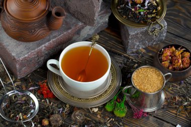 Arka planda bir fincan sıcak tatlı çay