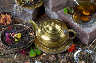 Arka planda bir fincan sıcak tatlı çay