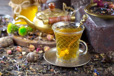 Arka planda bir fincan sıcak tatlı çay