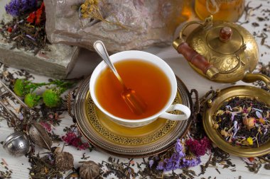 Arka planda bir fincan sıcak tatlı çay