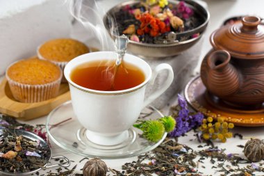 Arka planda bir fincan sıcak tatlı çay