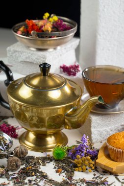 Arka planda bir fincan sıcak tatlı çay