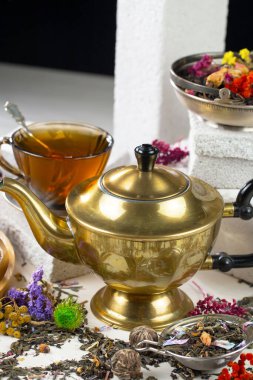 Arka planda bir fincan sıcak tatlı çay