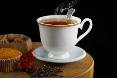 Arka planda bir fincan sıcak tatlı çay