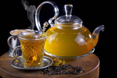 Arka planda bir fincan sıcak tatlı çay