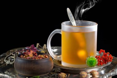 Arka planda bir fincan sıcak tatlı çay