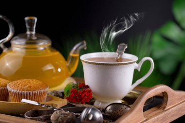 Arka planda bir fincan sıcak tatlı çay