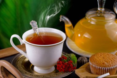 Arka planda bir fincan sıcak tatlı çay